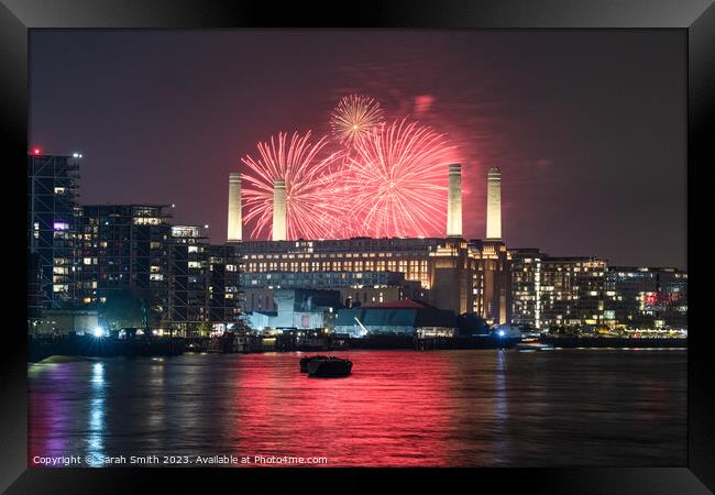 Battersea Park Fireworks  Framed Print by Sarah Smith