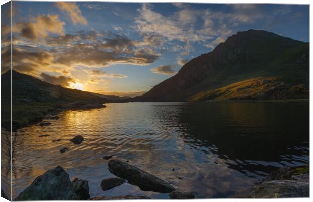 Tryfan at sunrise Canvas Print by Rory Trappe