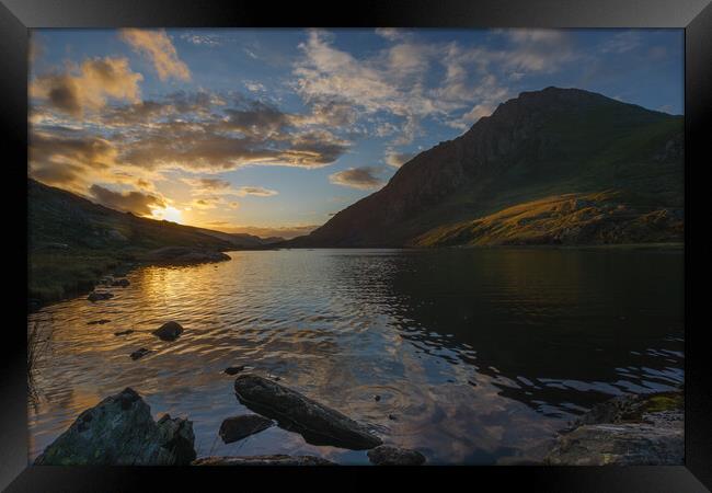 Tryfan at sunrise Framed Print by Rory Trappe