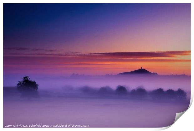 Glastonbury Tor in morning mist Print by Les Schofield