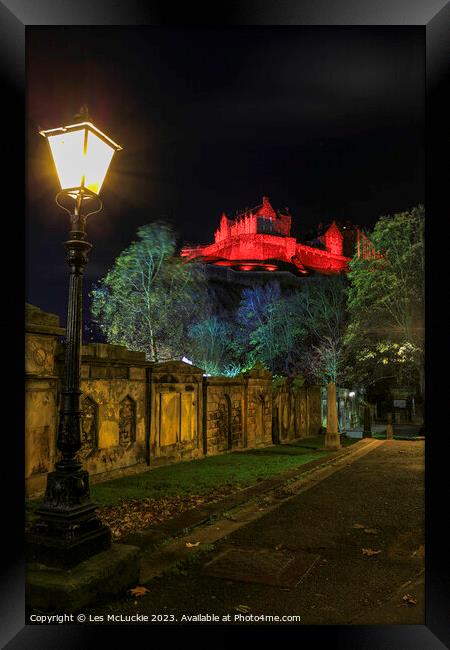 Outdoor Edinburgh Castle from the Kirkyard Framed Print by Les McLuckie