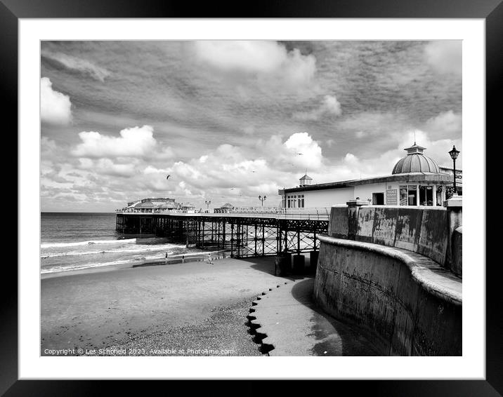 Cromer pier Norfolk  Framed Mounted Print by Les Schofield