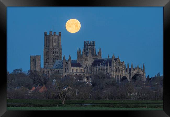 Moonset behind Ely Cathedral, 26th December 2023 Framed Print by Andrew Sharpe