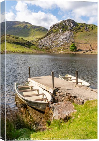 Llyn y Dywarchen a small fishing lake in Snowdonia  Canvas Print by Gail Johnson