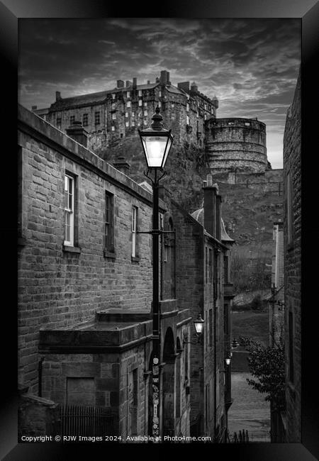 Edinburgh Vennel view of the castle Framed Print by RJW Images