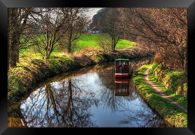 Narrowboat on the Union Canal Framed Print by Tom Gomez