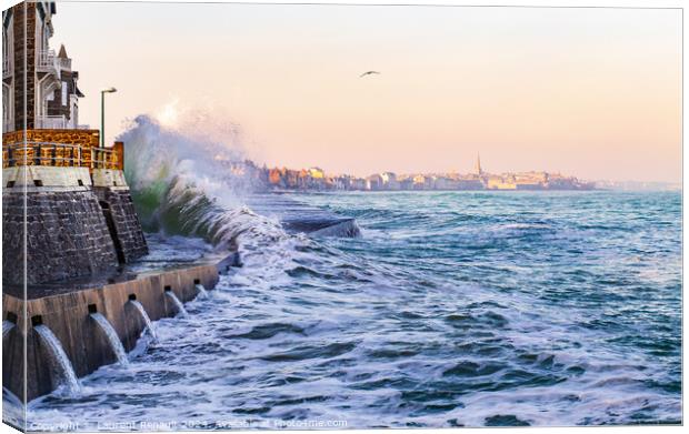 Agitated sea during high tides in Saint-Malo Canvas Print by Laurent Renault