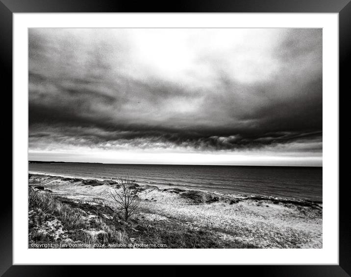 Wilsthorpe Beach Framed Mounted Print by Ian Donaldson