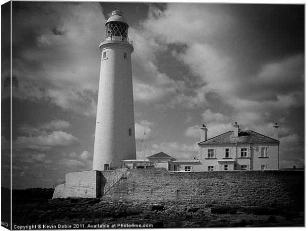 Lighthouse at Whitley bay Canvas Print by Kevin Dobie