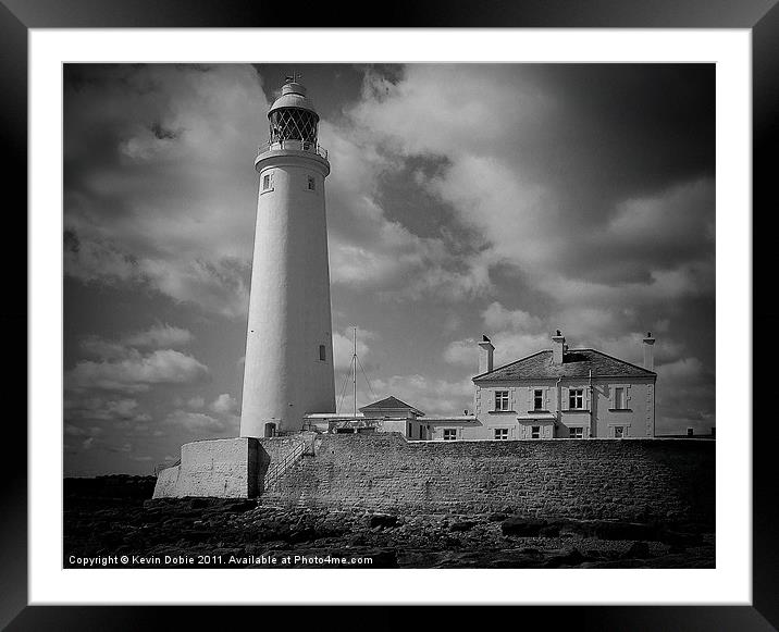 Lighthouse at Whitley bay Framed Mounted Print by Kevin Dobie