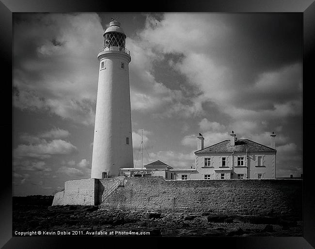 Lighthouse at Whitley bay Framed Print by Kevin Dobie