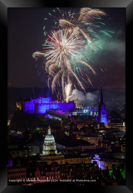 fireworks exploding over edinburgh castle Framed Print by Karsten Moerman