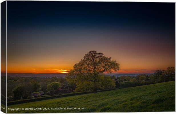 The sun sets over the hamlet of Markbeech, Edenbridge, Kent Canvas Print by Derek Griffin