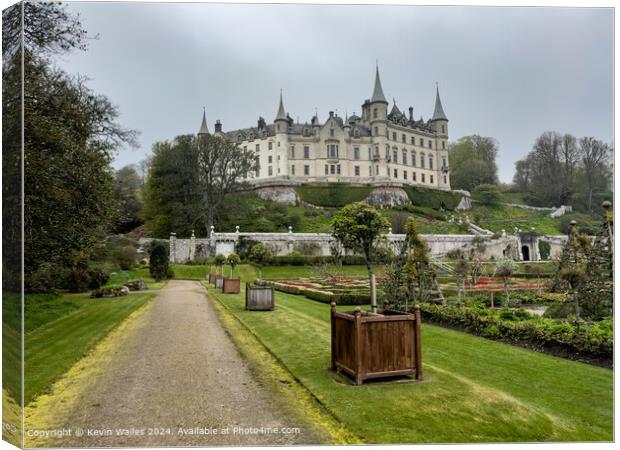 Dunrobin Castle Canvas Print by Kevin Wailes