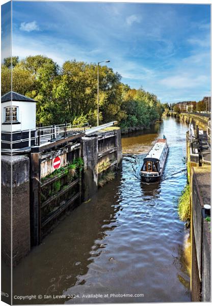 Narrowboat Entering Gloucester Lock  Canvas Print by Ian Lewis
