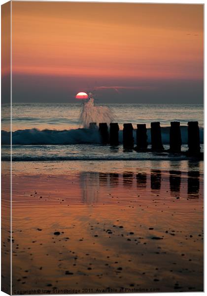 Beach sunset with splash Canvas Print by Izzy Standbridge
