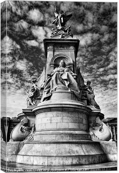 Queen Victoria Statue - London, England Canvas Print by Yhun Suarez