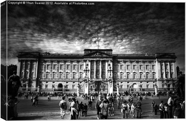 Buckingham Palace Canvas Print by Yhun Suarez