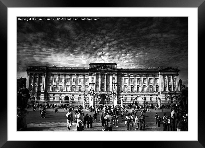 Buckingham Palace Framed Mounted Print by Yhun Suarez