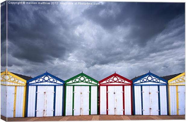 yarmouth beach huts Canvas Print by meirion matthias