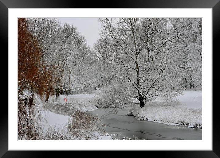 a winters day in essex Framed Mounted Print by linda cook