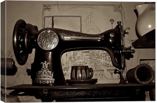 OLD SEWING MACHINE Canvas Print by radoslav rundic