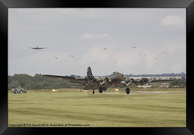 B17 Touchdown Framed Print by Pat Speirs