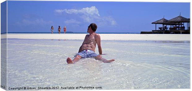 Distracted in Paradise Canvas Print by Urban Shooters PistolasUrbanas!