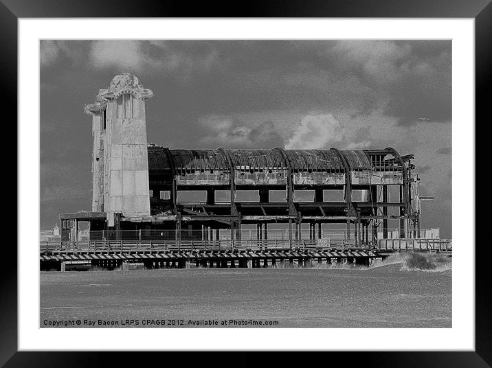 WELLINGTON PIER, GREAT YARMOUTH, NORFOLK Framed Mounted Print by Ray Bacon LRPS CPAGB