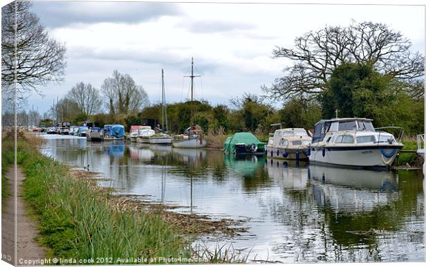 the chelmer and blackwater navigation canal Canvas Print by linda cook