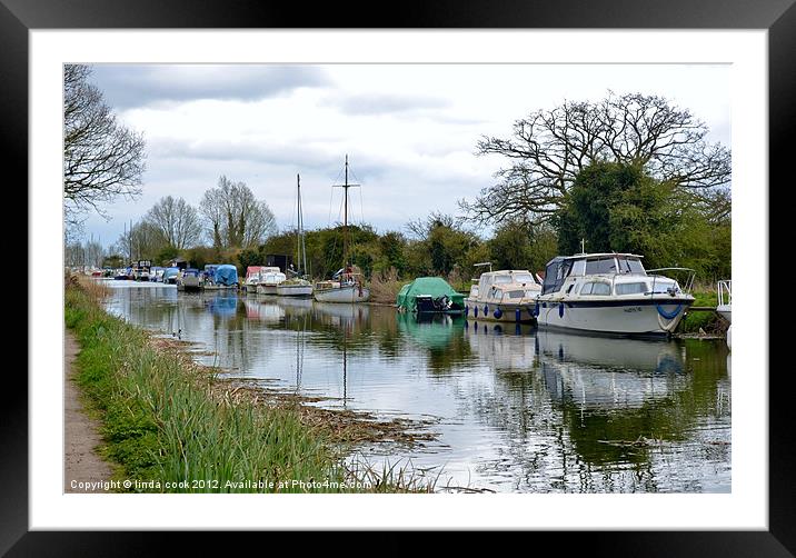 the chelmer and blackwater navigation canal Framed Mounted Print by linda cook