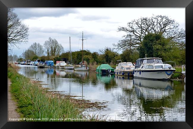 the chelmer and blackwater navigation canal Framed Print by linda cook