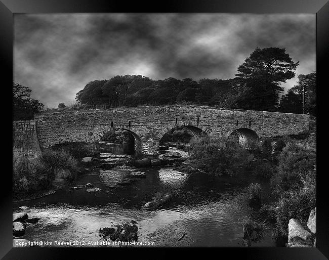 bridge over a dartmoor river Framed Print by kim Reeves
