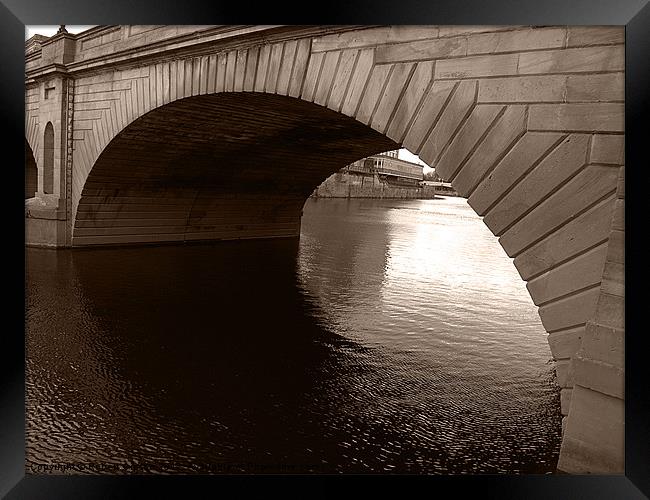 Ouse Bridge across the river Ouse in York. Framed Print by Robert Gipson