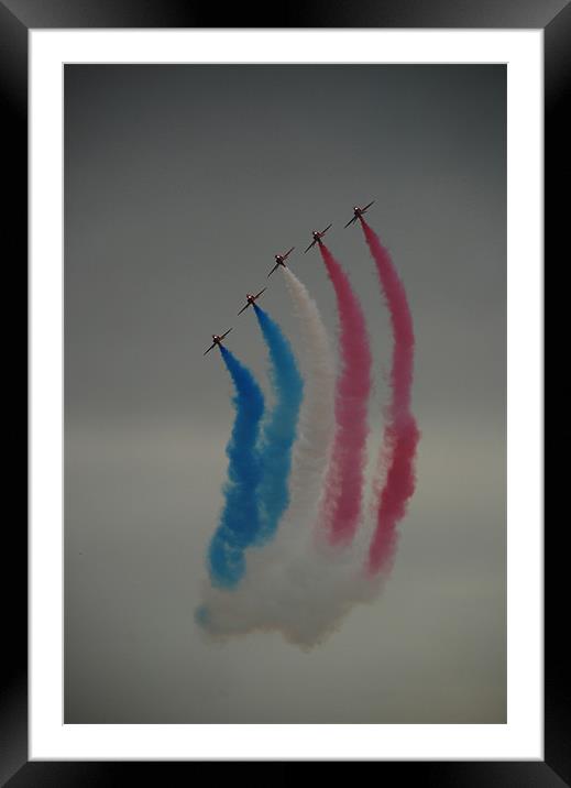 Red Arrows RAF Waddington Framed Mounted Print by lee drage