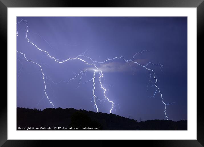 Streaked lightning Framed Mounted Print by Ian Middleton