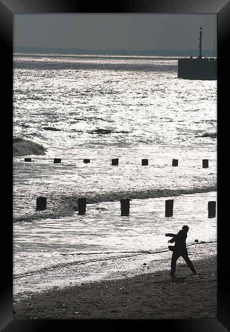 skipping stones on bridlington beach Framed Print by Johnathan  Dixon