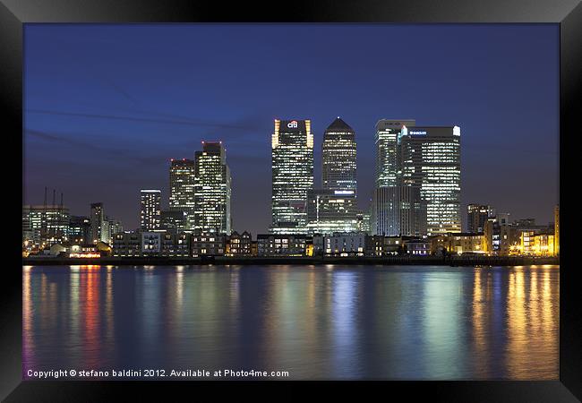 Canary Wharf financial district viewed over the ri Framed Print by stefano baldini