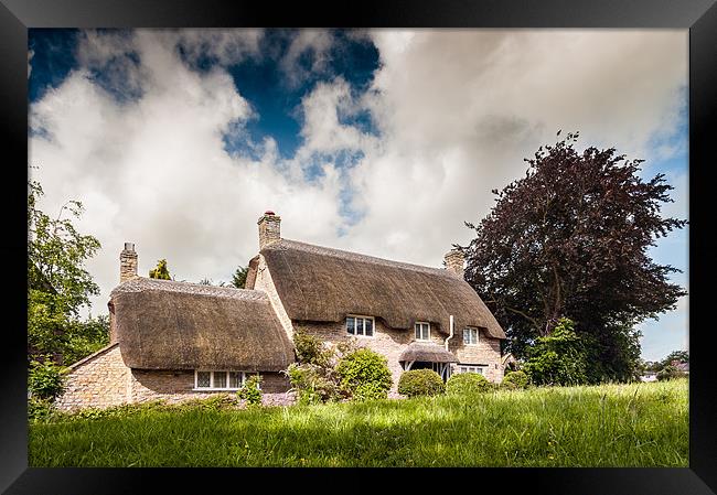 Thatched cottages at Long Compton Framed Print by Stephen Mole