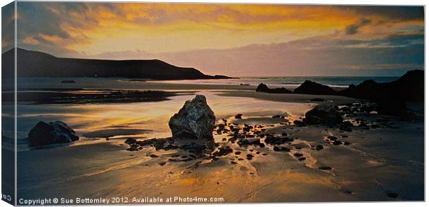 Beach on a peaceful evening Canvas Print by Sue Bottomley