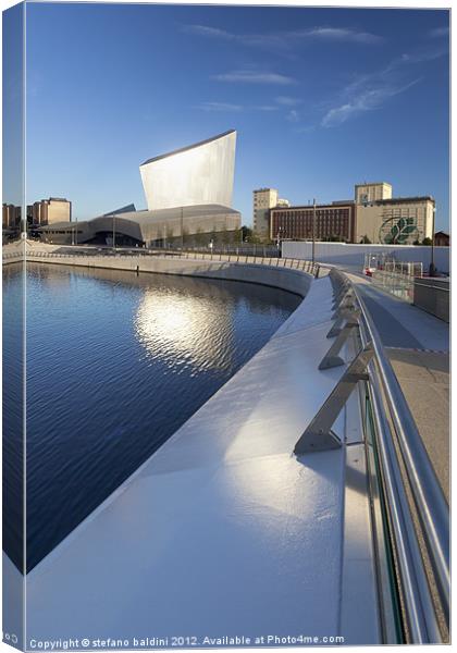 Imperial War Museum North in Salford Canvas Print by stefano baldini