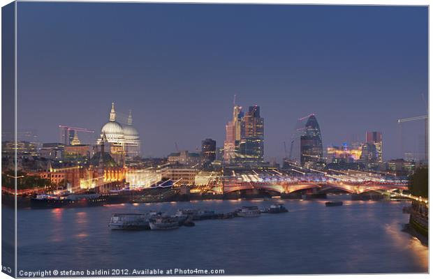 London skyline and river Thames at dusk Canvas Print by stefano baldini