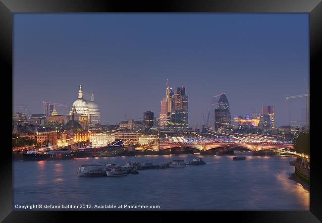 London skyline and river Thames at dusk Framed Print by stefano baldini