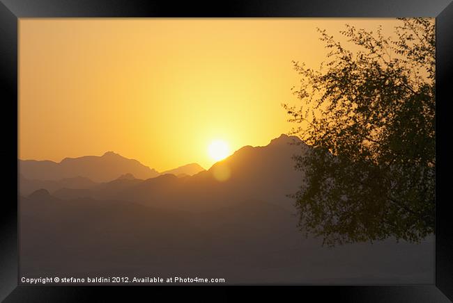 Sunset over the Sinai desert in Egypt Framed Print by stefano baldini