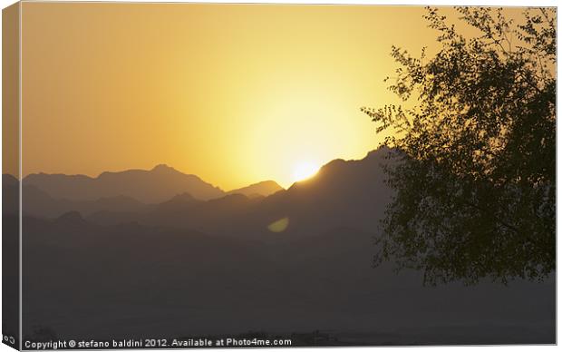 Sunset over the Sinai desert Canvas Print by stefano baldini
