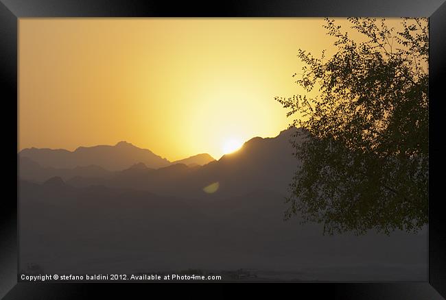 Sunset over the Sinai desert Framed Print by stefano baldini