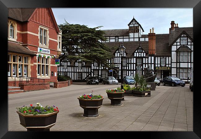 St Andrews Square, Droitwich Spa Framed Print by graham young