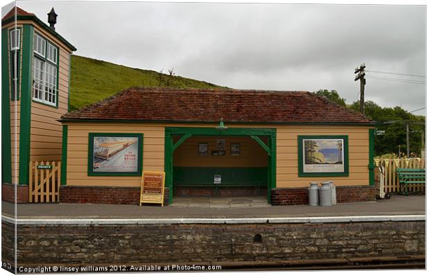 Corfe Castle steam railway station. Canvas Print by Linsey Williams