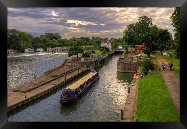 The River Thames at Goring Framed Print by Rob Hawkins