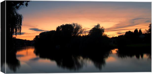 Sunset over the Thames Canvas Print by Roger Green